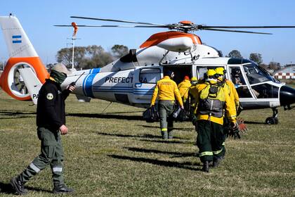 Una brigada forestal de la Policía Federal fue enviada a Rosario para combatir los incendios de campos entrerrianos situados en la margen izquierda del río Paraná, frente a Rosario, en un helicóptero de Prefectura Naval Argentina