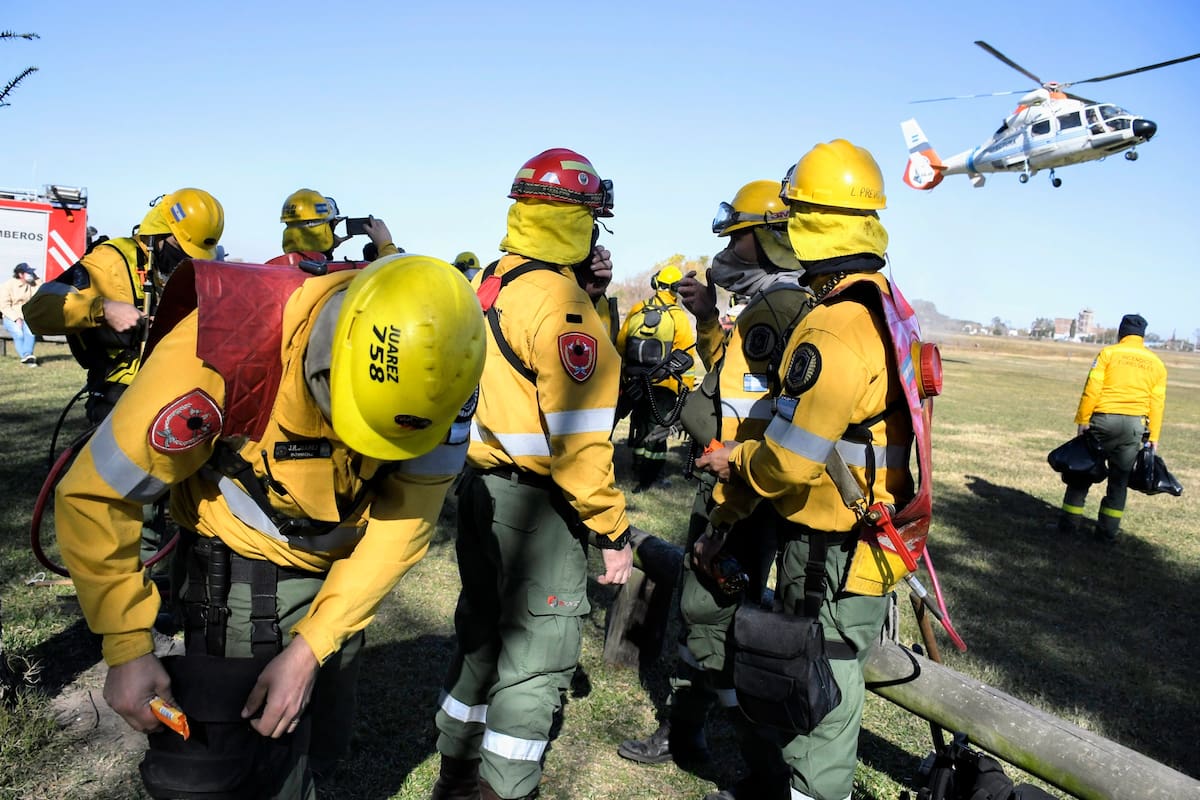 Una brigada forestal de la Policía Federal fue enviada a Rosario para combatir los incendios de campos entrerrianos situados en la margen izquierda del río Paraná, frente a Rosario, en un helicóptero de Prefectura Naval Argentina