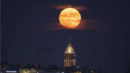 Una brillante y ardiente superluna aparece sobre la Torre de Gálata en Estambul, Turquía