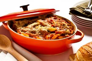Una buena cacerola apta para hornalla y para horno es el mejor accesorio de cocina para preparar cazuelas de invierno.