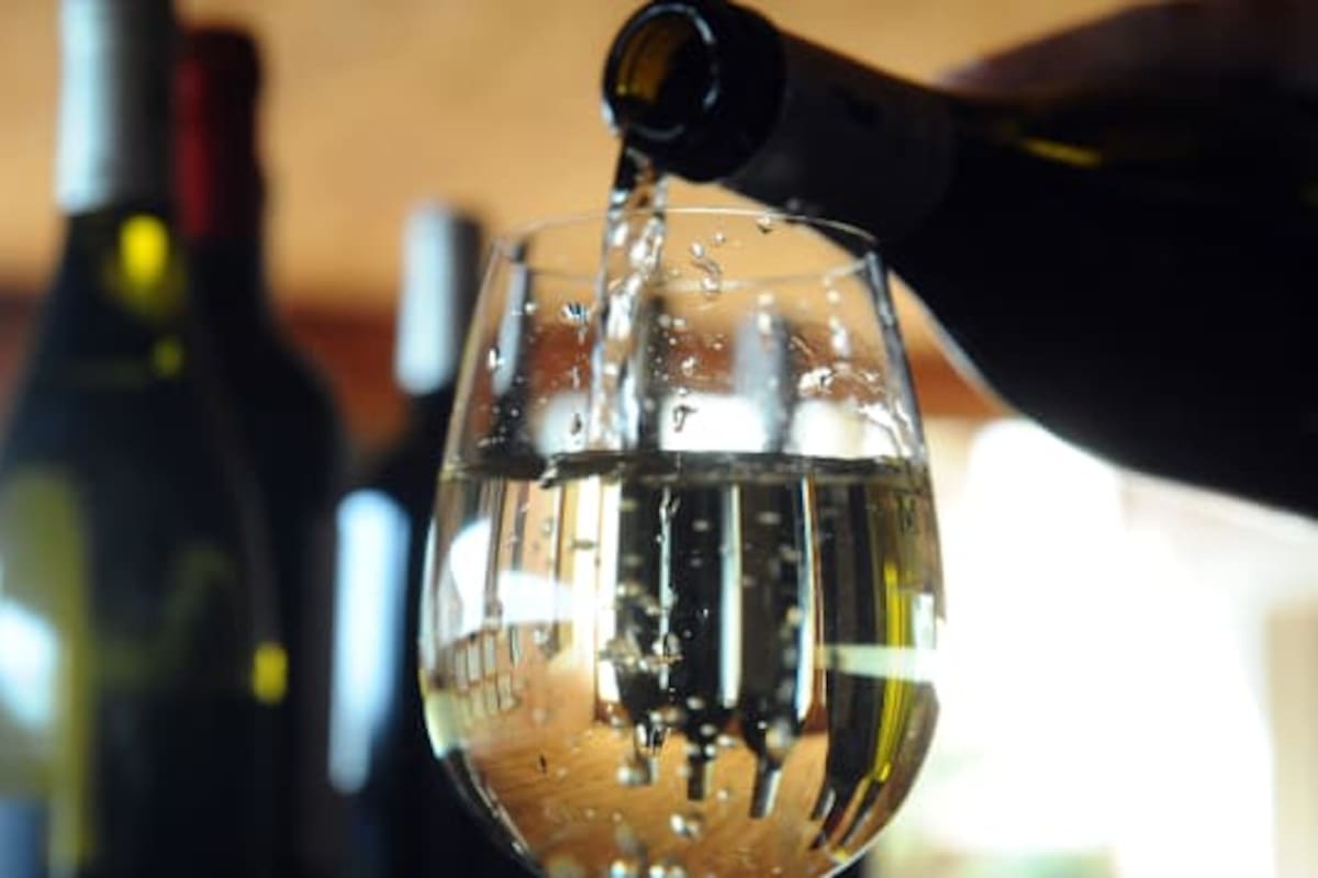 Una buena copa de vino blanco para combinar con rabas.