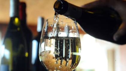 Una buena copa de vino blanco para combinar con rabas.