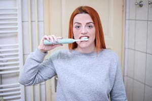 Una buena higiene oral incluye el cepillado de dientes y el uso de hilo dental a diario.