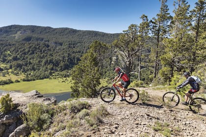 Una buena opción para tener un primer pantallazo de San Martín de los Andes es recorrerla en bicicleta