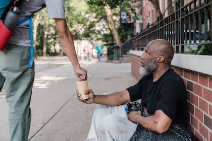 Una buena parte de las personas sin hogar en California son de raza negra y en promedio tienen más de 50 años de edad