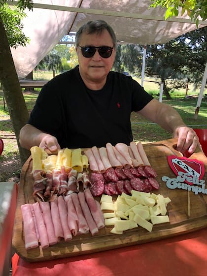 Una buena picada para festejar el cumpleaños 66 de Bertoni, hace unos días, el 14 de marzo; "El nivel de juego en la Argentina es mediocre, es un fútbol de muchos roces y muy táctico", analiza