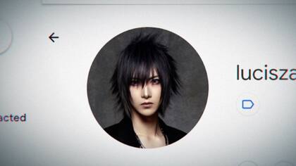 Una búsqueda en Internet reveló el nombre de Noctis Zang, un cantante de rock chino