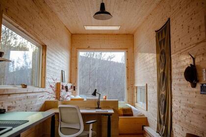 Una cabaña prefabricada de madera para teletrabajar cerca de Nueva York ofrece espacios tranquilos para escapar de la rutina diaria.