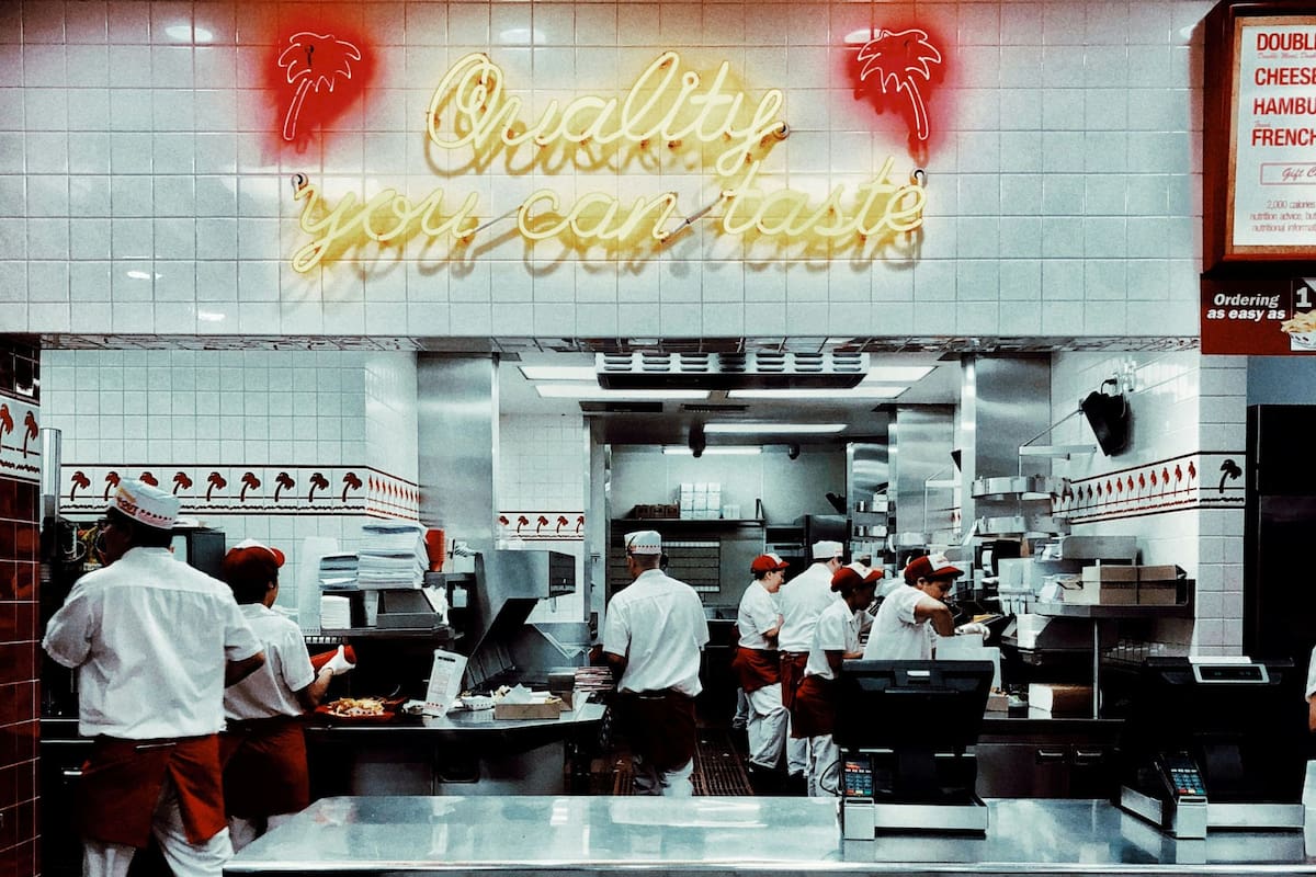 Una cadena de hamburguesas de California tiene los trabajadores más felices y el motivo no es el salario