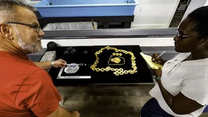 Una cadena de oro de 887 gramos es uno de los descubrimientos más impactantes.