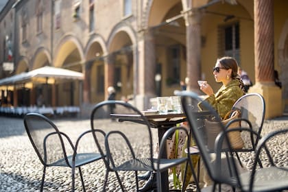 Una cafetería al aire libre en el casco antiguo de la ciudad de Bolonia, en el 7 lugar de los destinos más bellos