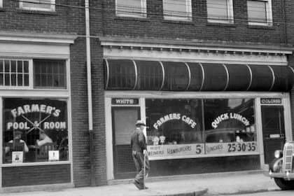 Una cafetería con dos entradas, una para los "blancos" y otra para "los de color" en Durham, Carolina del Norte, en mayo de 1940