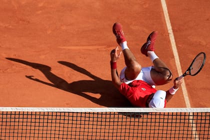 Una caída de Novak Djokovic, que luego se recompuso y ganó un partido complicado contra el australiano Alex de Miñaur, sin jugar bien, en el Masters 1000 de Montecarlo.