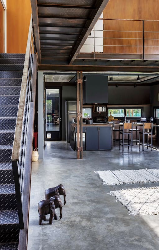 Una caja adaptable, con espacios que se pueden transformar fácilmente y casi no requieren mantenimiento: solo algunos de los atractivos de este loft, que llevó su lenguaje práctico e industrial al medio de la naturaleza.