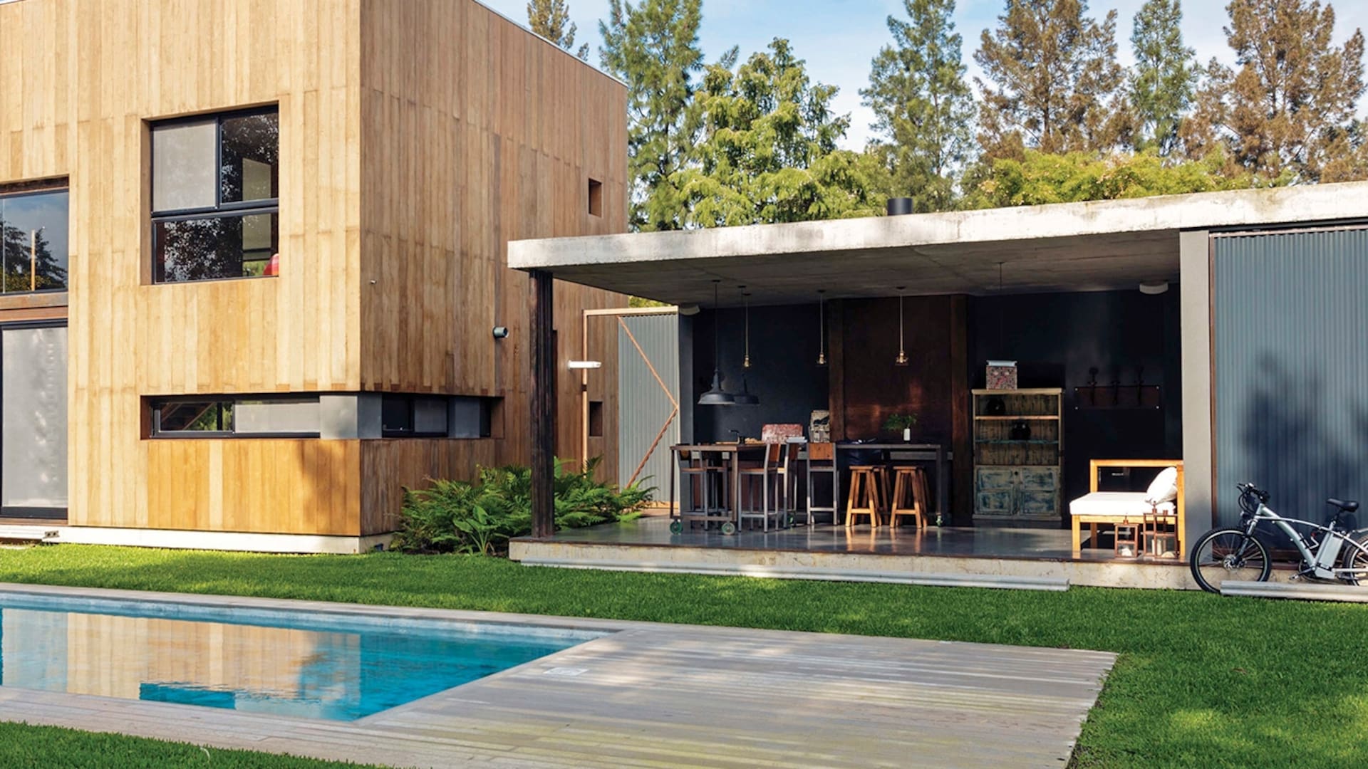 Una caja adaptable, con espacios que se pueden transformar fácilmente y casi no requieren mantenimiento: solo algunos de los atractivos de este loft, que llevó su lenguaje práctico e industrial al medio de la naturaleza.