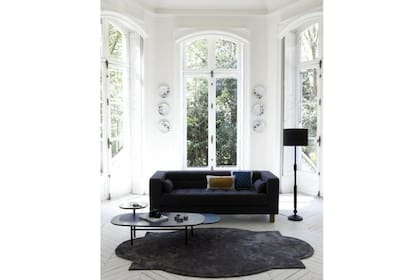 Una caja blanca y muebles de diseño muy personal en negro pleno convierten a este living en un espacio con mucho estilo