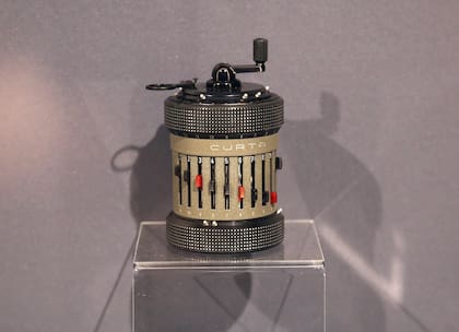 Una calculadora mecánica Curta diseñada por Curt Herzstark en un campo de concentración nazi