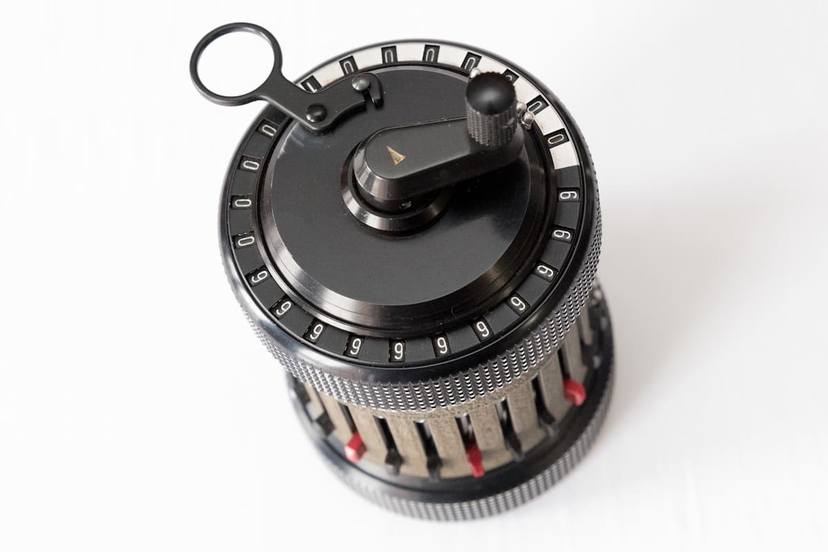 Una calculadora mecánica Curta diseñada por Curt Herzstark en un campo de concentración nazi