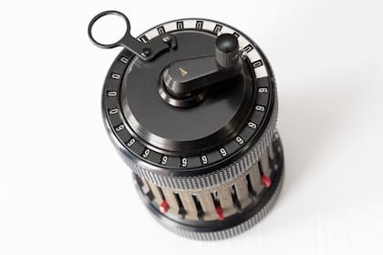 Una calculadora mecánica Curta diseñada por Curt Herzstark en un campo de concentración nazi