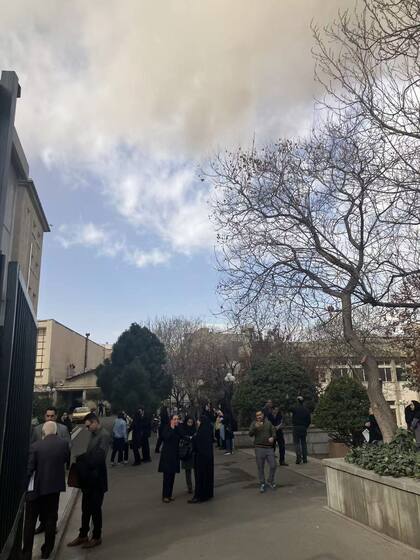 Una calle cerca de la Universidad de Teherán está cubierta de humo y polvo tras los ataques, en Teherán, Irán