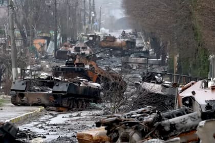 Una calle de Bucha con un reguero de armamento ruso destruido (BBC/LEE DURANT)
