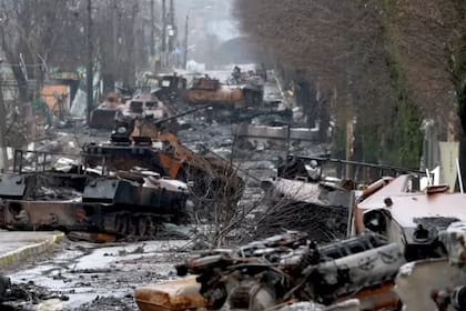 Una calle de Bucha con un reguero de armamento ruso destruido