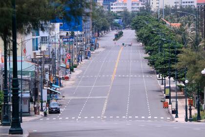 Una calle desierta está bloqueada durante el confinamiento por el virus en Vung Tau, Vietnam, el 13 de septiembre de 2021. Más de la mitad de Vietnam está bajo una orden de bloqueo para contener su peor brote de virus. (AP Foto/Hau Dinh)