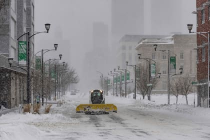 Una calle desierta y cubierta de nieve en Des Moines, la capital de Iowa