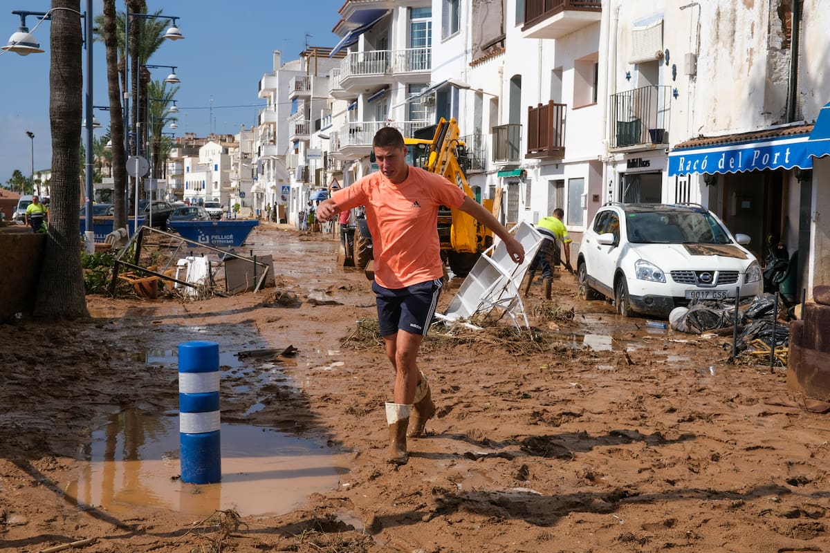 Una calle inundada tras el paso de la tormenta de este miércoles en el municipio de Alcanar, a 2 de septiembre de 2021, en Tarragona, Cataluña (España). En este municipio de Tarragona han caído 78 litros por metro cuadrado, provocando daños en vehículos, infraestructuras públicas y viviendas privadas, aunque no hay daños personales ni personas desaparecidas. Además, la intensidad de las lluvias ha obligado a cortar carreteras, circulación de trenes y dejó sin luz a un millar de usuarios