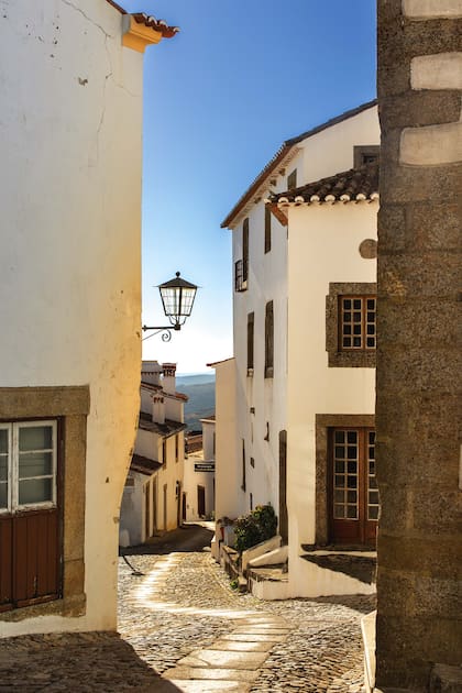 Una calle solitaria del pueblo alentejano de Marvão.