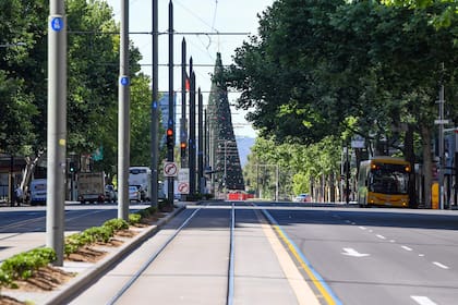 Una calle vacía en Adelaida, Australia, cuando el gobierno ordenó el confinamiento