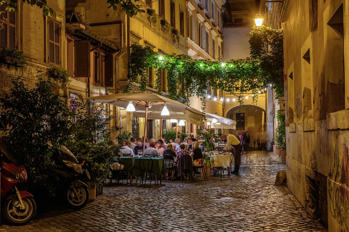 Una callecita de noche en la zona de restaurantes de Trastevere