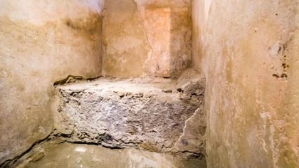 Una cama de piedra en el sitio arqueológico de Pompeya