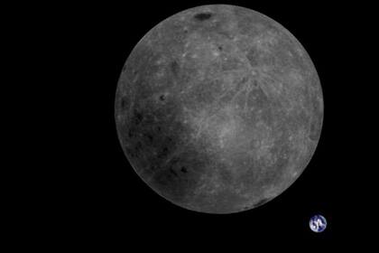 Una cámara a bordo del satélite chino Longjang-2 ha tomado esta espectacular imagen de la cara oculta de la Luna con la Tierra de fondo