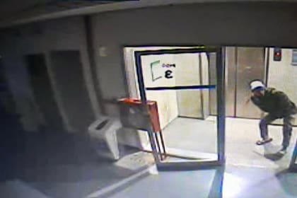 Una cámara de seguridad captó el momento