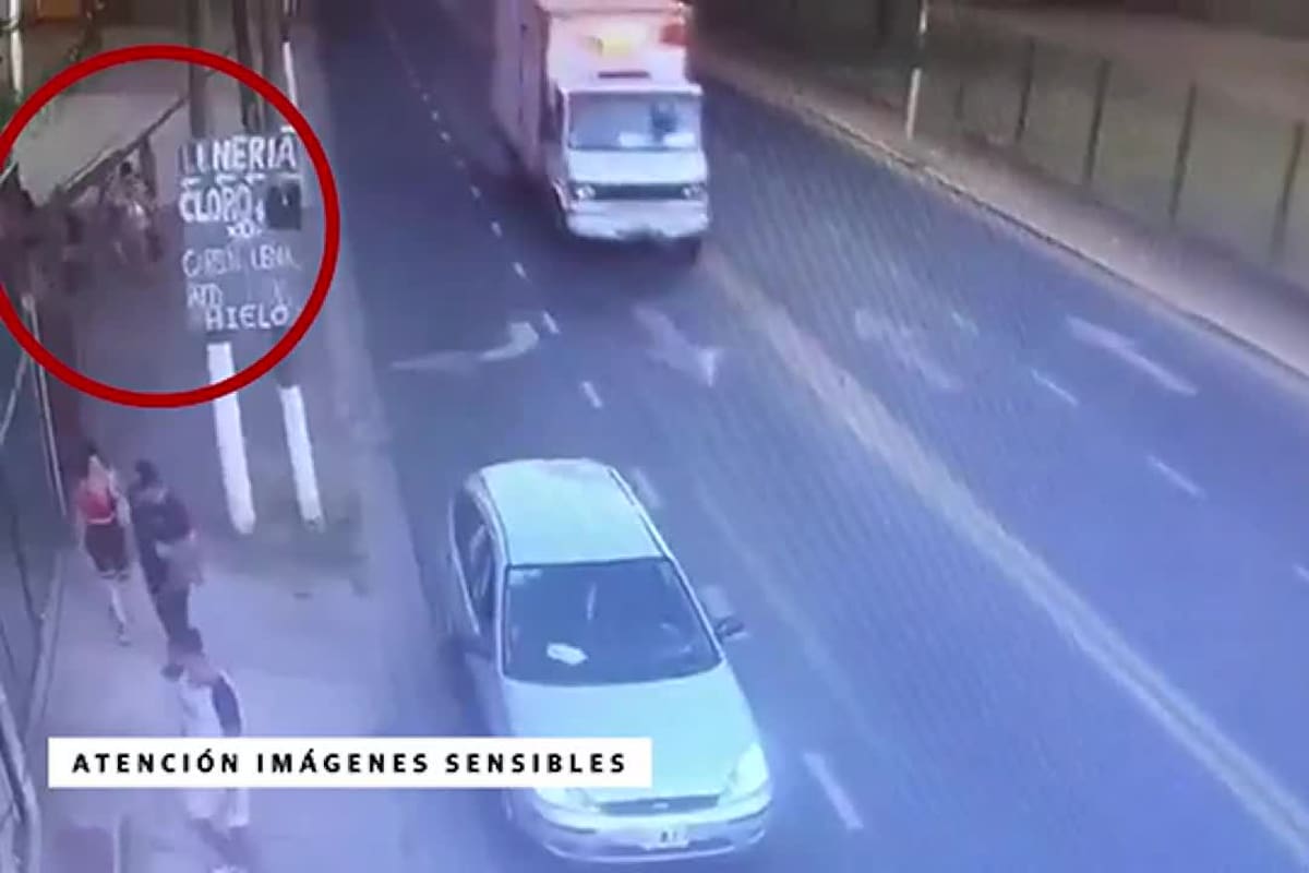Una cámara de seguridad captó el momento en el que la patota atacó a Braian Cuitiño
