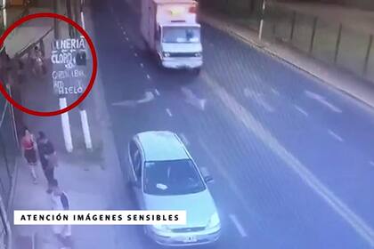 Una cámara de seguridad captó el momento en el que la patota atacó a Braian Cuitiño