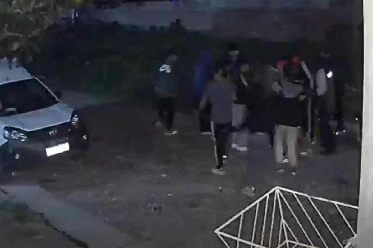 Una cámara de seguridad captó parte de la pelea entre los dos grupos de jóvenes