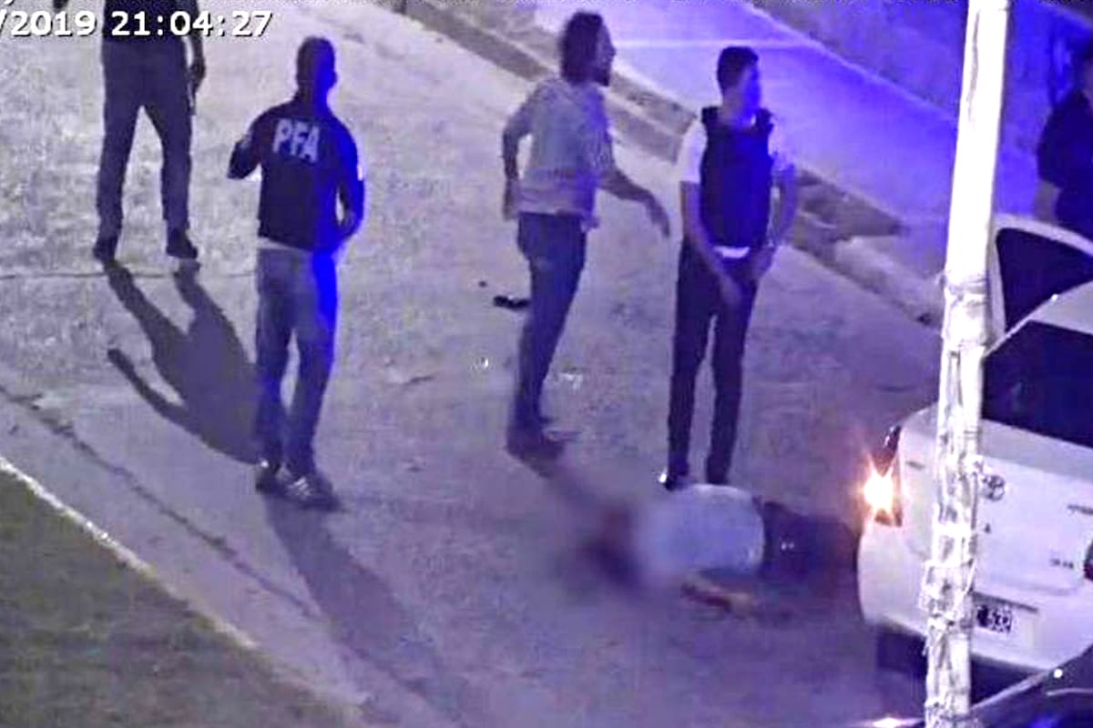 Una cámara de seguridad grabó el tiroteo entre detectives de la Policía Federal y un comisario bonaerense