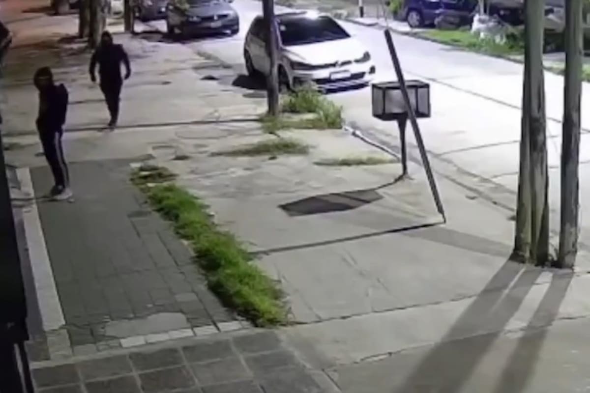 Una cámara de seguridad registró el momento en que la banda ingresaba en la casa del jubilado