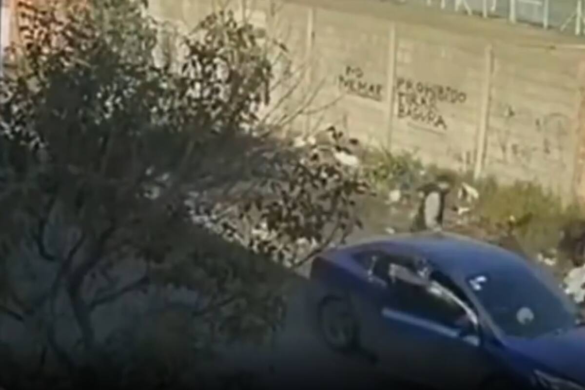 Una cámara de seguridad registró el momento en que tres hombres descartaban el cuerpo