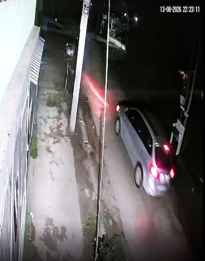 Una cámara de seguridad registró el paso del vehículo usado en el doble crimen