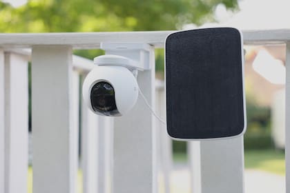 Una cámara de vigilancia Ezviz EB8 con su propio panel solar