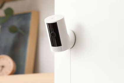 Una cámara de vigilancia interior Ring de Amazon