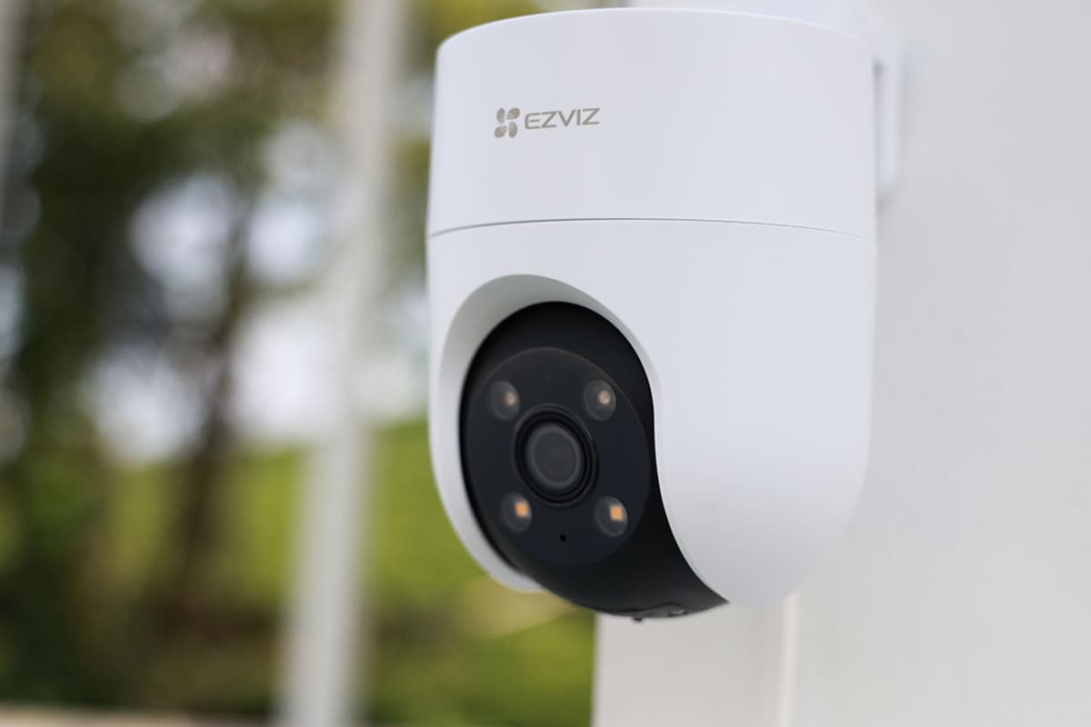 Una cámara de vigilancia para exteriores Ezviz H8C