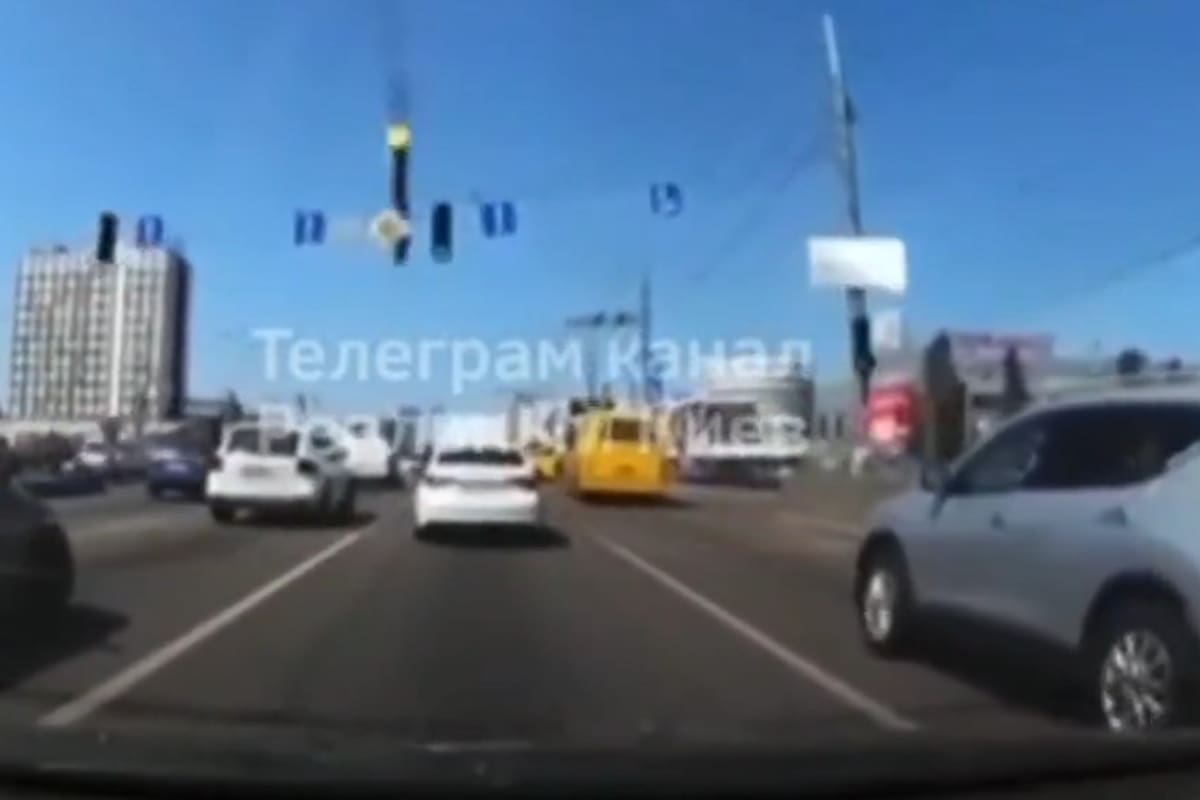 Una cámara en un auto captó el momento en el que los restos de un misil ruso impactaron una autopista en Kiev