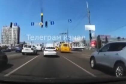Una cámara en un auto captó el momento en el que los restos de un misil ruso impactaron una autopista en Kiev