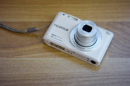 Una cámara Fuji digital de bolsillo