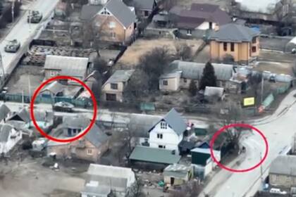 Una cámara  graba cuando un tanque ruso disparó a quemarropa a un ciclista en Bucha