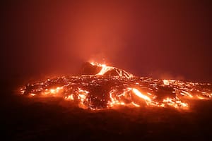 Una cámara graba erupción de un volcán submarino habitado por ‘tiburones mutantes’; la foto es solo ilustrativa
